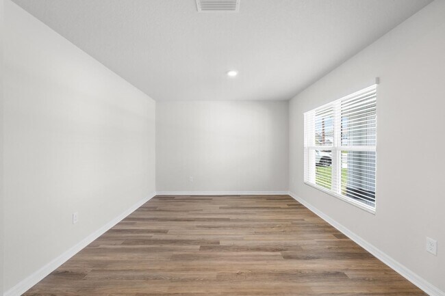 Building Photo - Spacious 5 Bedroom in Parrish!