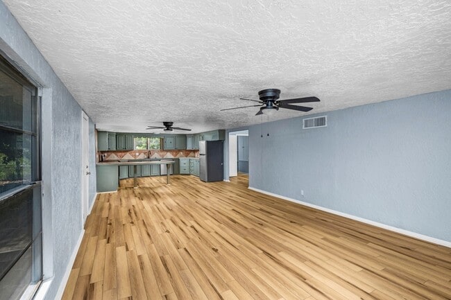 Building Photo - 2408 NW Ozmun Ave