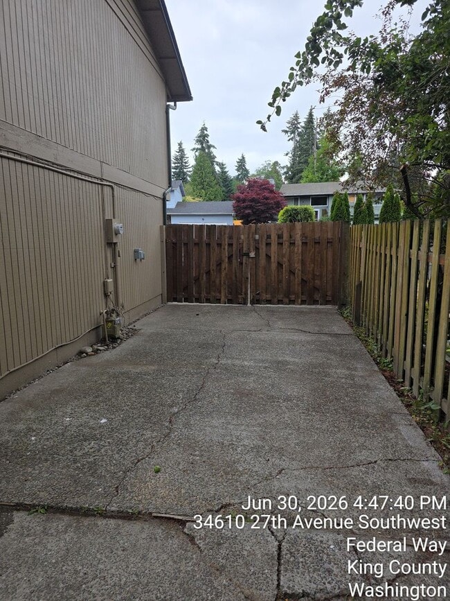 Building Photo - Federal way split level home - 3 bedrooms 2 bathrooms, AC, RV parking, EV Chargers and more, Avai...