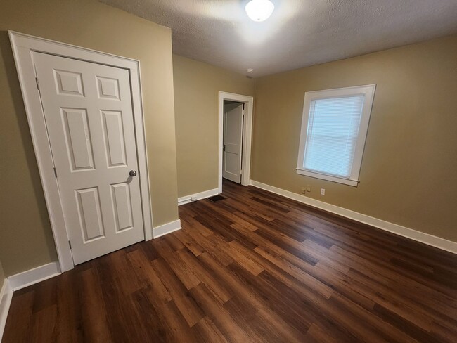 Building Photo - Beautiful 2 bedroom 1 bath renovated home ...