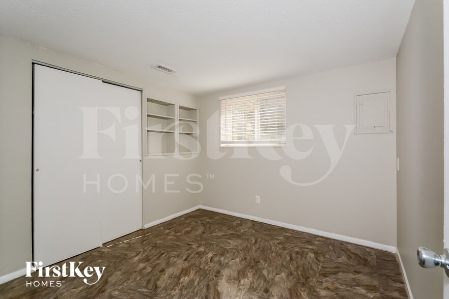 Building Photo - 578 Green Forest Dr