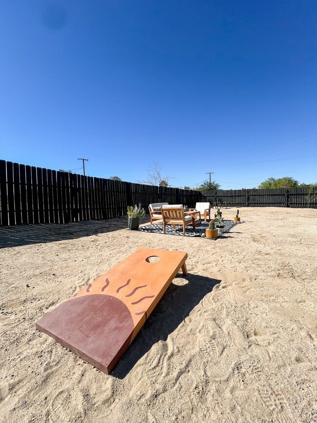 Building Photo - Fully Furnished 4 Bedroom in Sunmore Estat...