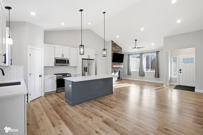 Building Photo - 4 Bedroom | 2.5 Bathroom | 2 Car Garage - Convenient Location!