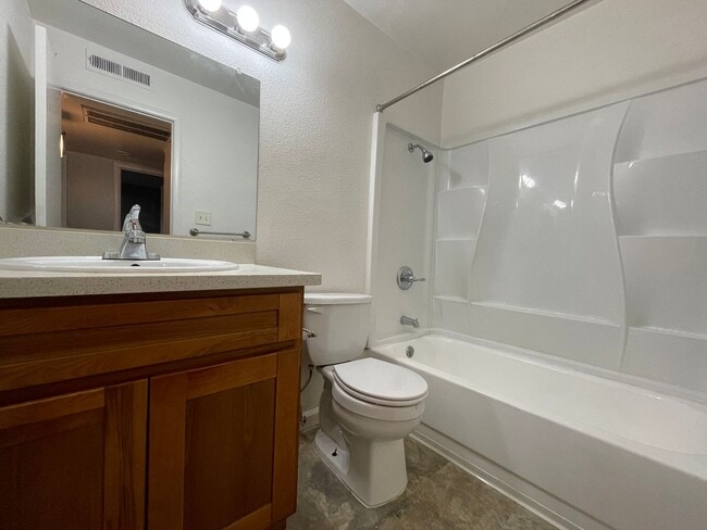 Building Photo - Duplex Unit w/ Attached Garage, Wood Laminate Flooring