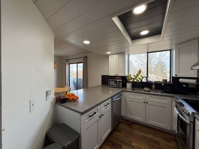 Building Photo - Welcome home to this beautifully updated townhome in the highly desirable Chesapeake Bay community!