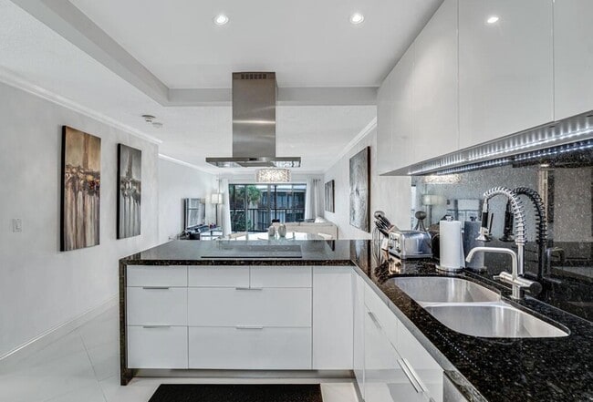 Building Photo - 3605 S Ocean Blvd