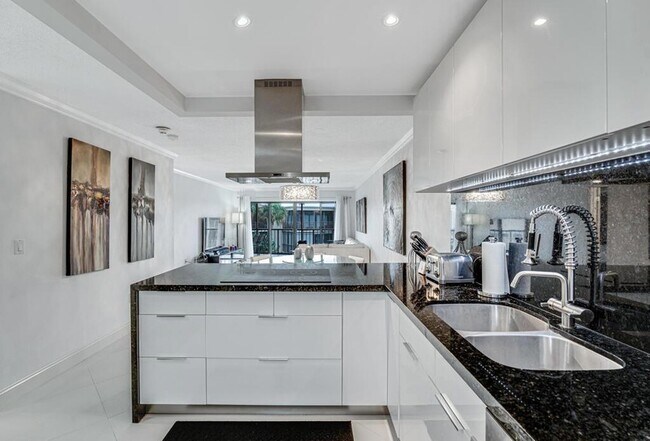 Building Photo - 3605 S Ocean Blvd