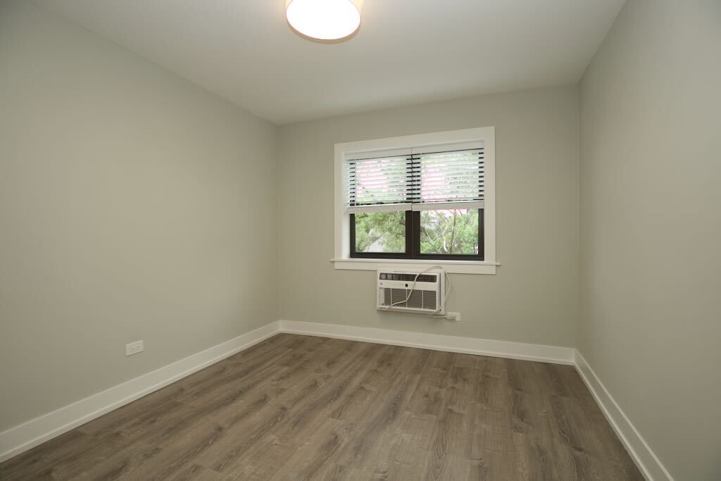 Building Photo - 430 W Barry Ave