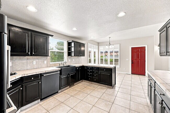 Building Photo - $3,040.95, 6 bed, 4 bath located in Colorado Springs