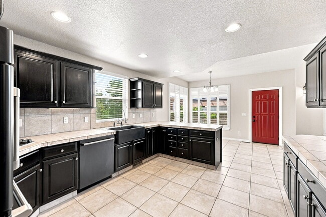 Building Photo - $3,195.95, 6 bed, 4 bath located in Colorado Springs