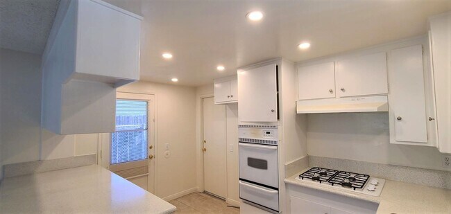 Building Photo - Single Family Home - 4 Bedrooms + 2 Baths....
