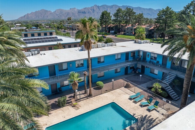 Pool - Malibu Apartments
