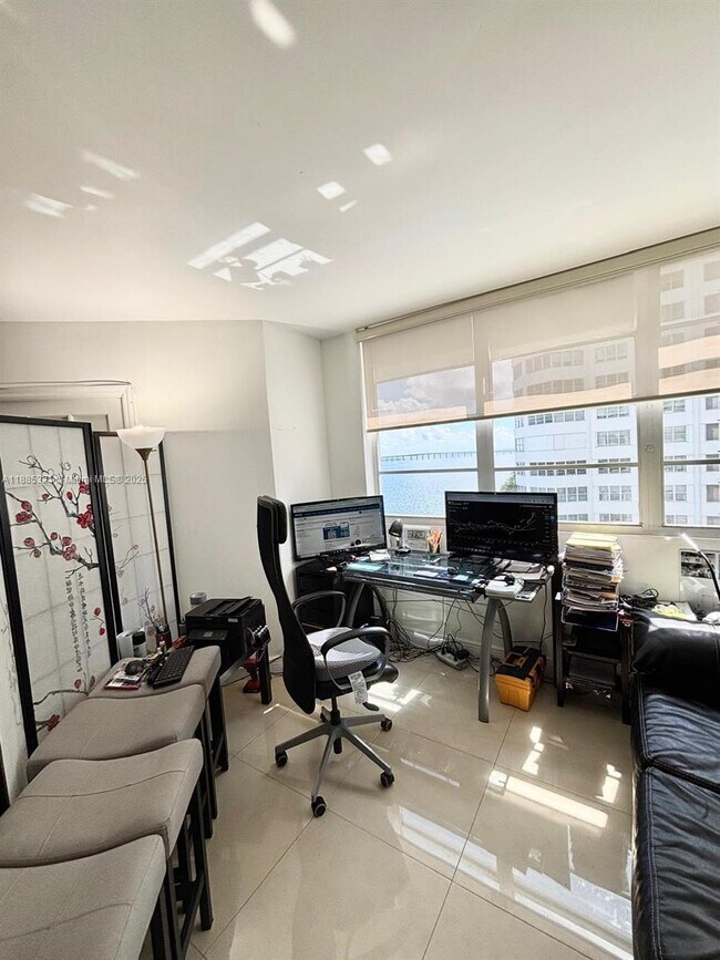 Building Photo - 801 Brickell Bay Dr