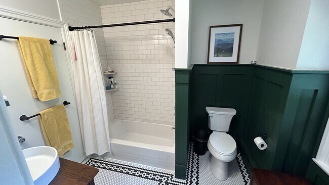 Upstairs Bathroom - 613-2 Chapel St