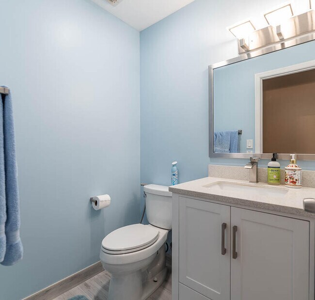 Building Photo - 5290 Pine Tree Dr