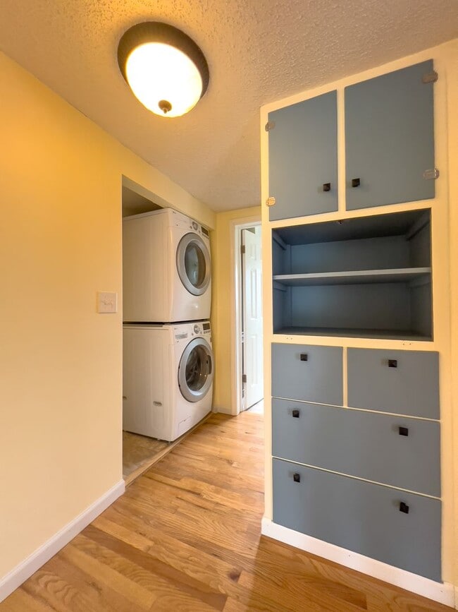 Building Photo - Country living 5 bed w/RV parking and 3 car garage!