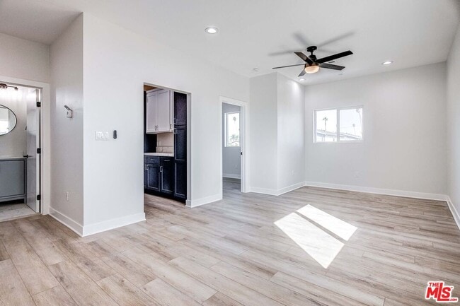 Building Photo - 624 W 83rd St