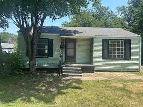 Building Photo - Discover the perfect home!