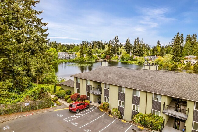 Building Photo - 2 Bedroom 1 Bathroom Lakeside Unit!