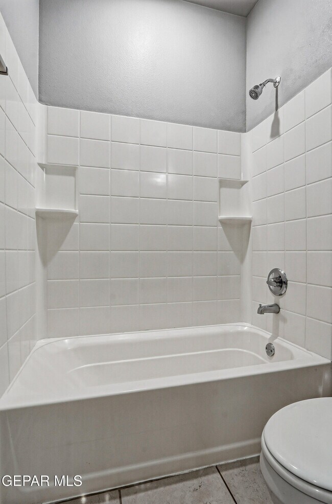 Building Photo - 11500 Summer Dr
