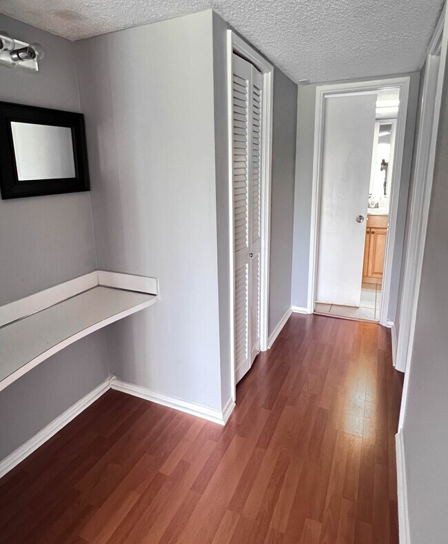 Building Photo - 2850 N Palm Aire Dr