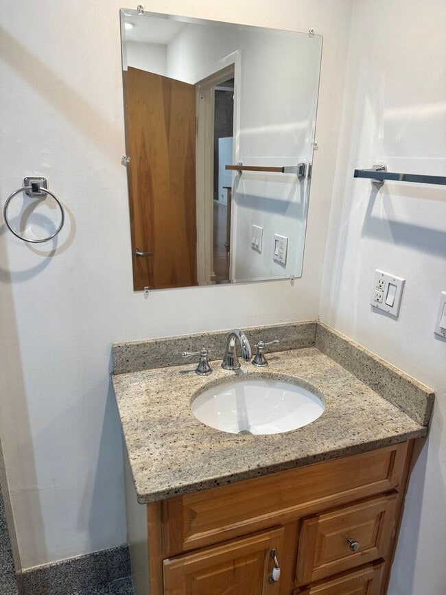 Building Photo - Three bed 2 bath in the North End!!!