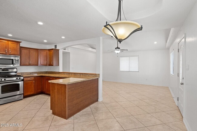 Building Photo - 744 E Meadow Ln