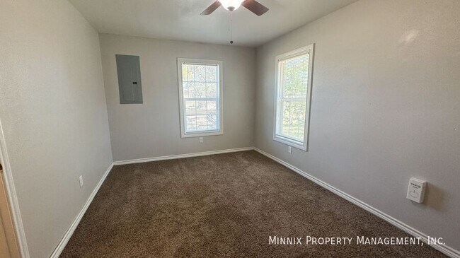 Building Photo - 755 W Knox St