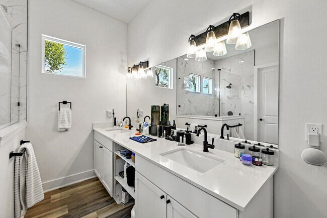 Building Photo - 104 Desert Rose S