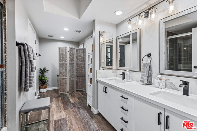 Building Photo - 13700 Marina Pointe Dr