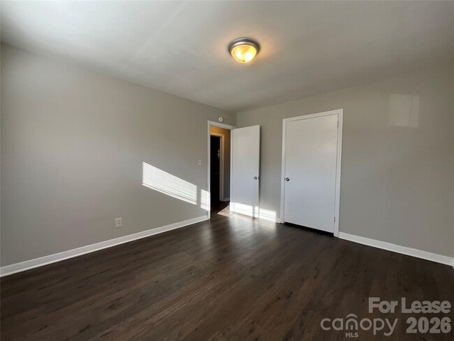 Building Photo - 520 Blendwood Dr