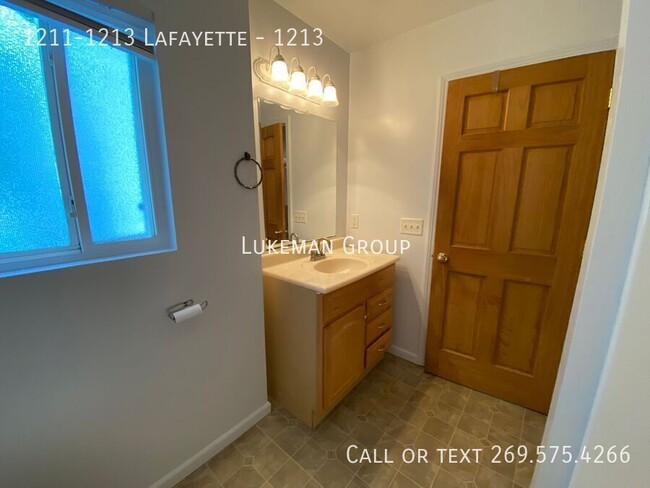 Building Photo - 1213 Lafayette - 3 Bed/1 Bath Unit Near WMU