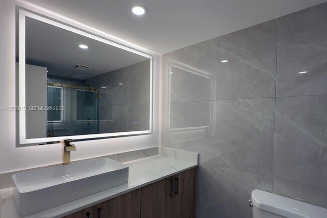 Building Photo - 18181 NE 31st Ct