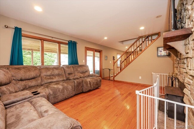 Building Photo - 5 Stonecutter Rd