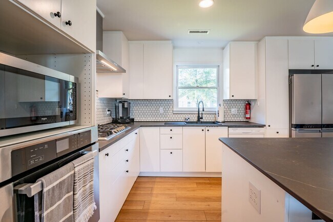 Building Photo - BEACH HOME NOW AVAILABLE FOR OFF-SEASON MONTHLY RENTAL