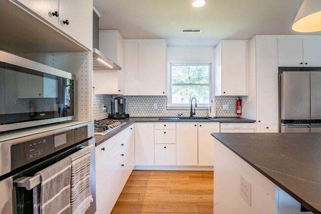 Building Photo - FURNISHED SHORT OR LONG-TERM BEACH HOME NOW AVAILABLE