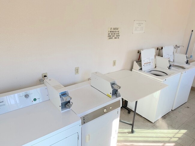 Building Photo - Spacious Townhome in Quiet Community w/ Pool