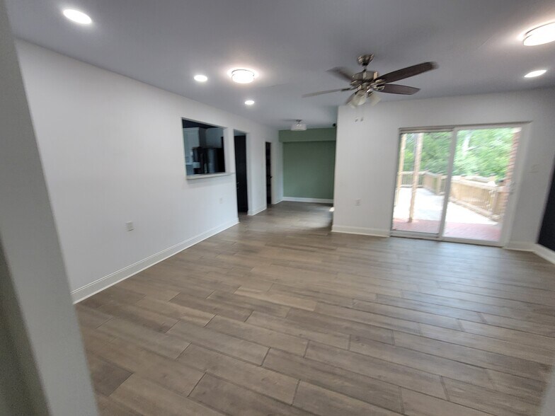 Building Photo - 2942 Palm Cir