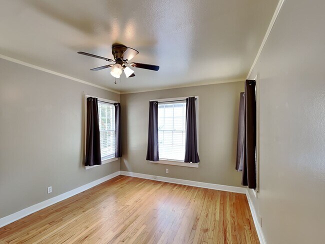 Building Photo - SUPER CUTE UNIT!