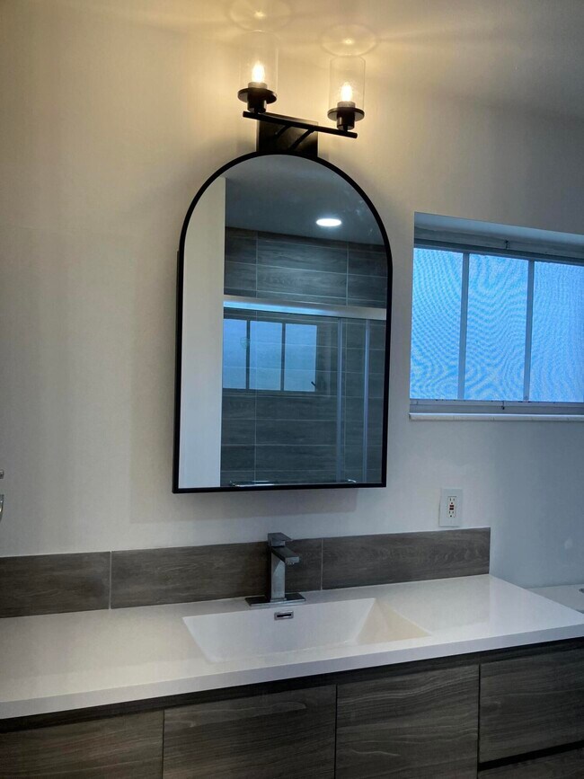 Building Photo - 5483 Cresthaven Blvd