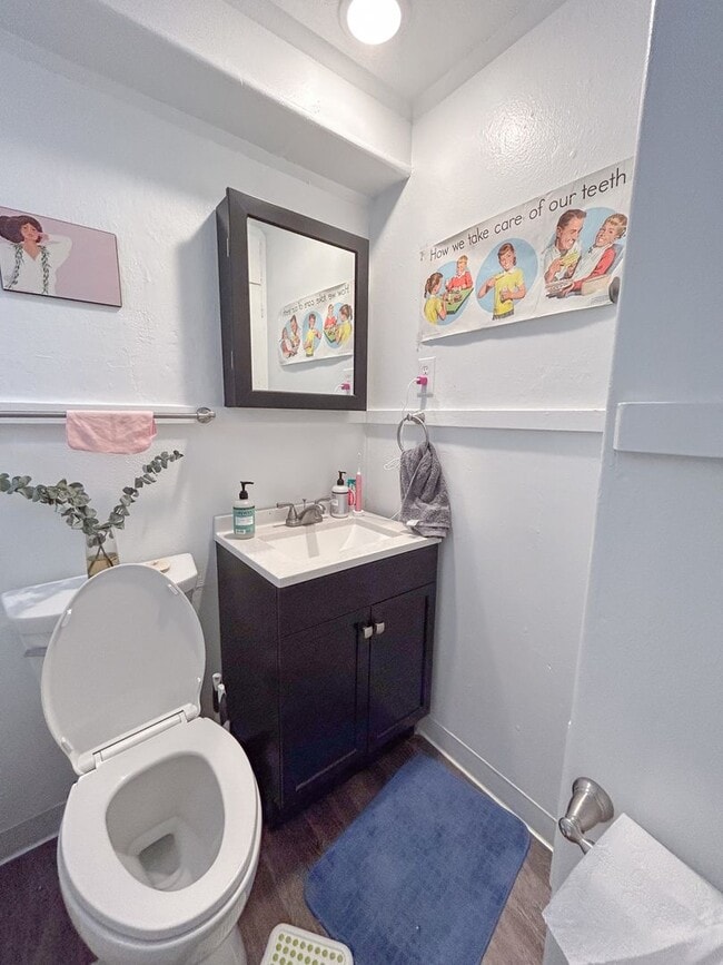 Building Photo - Updated Garden Level DU Home for Rent! Fiv...