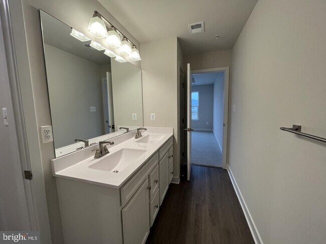 Building Photo - 749 Raeann Dr