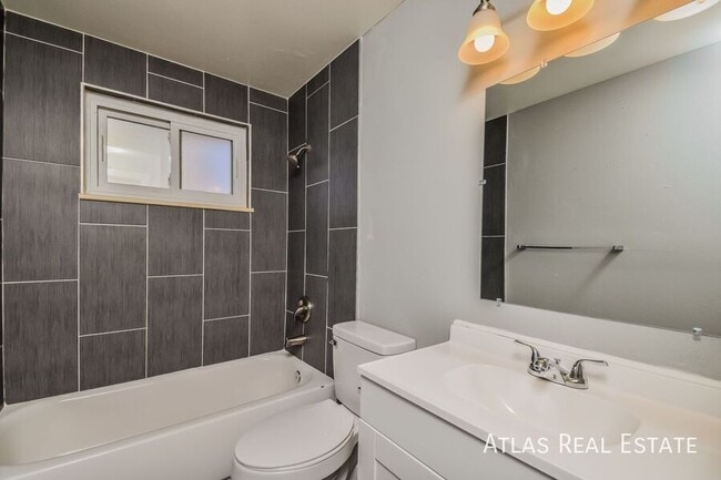 Building Photo - 4644 Scenic Cir