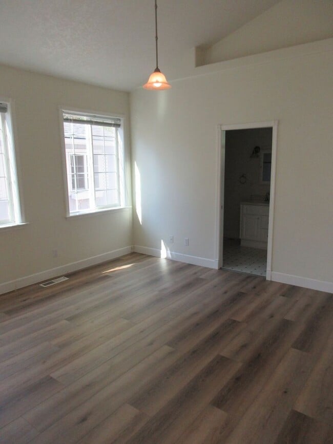 Building Photo - Large 4 Bedroom Home in West Salem