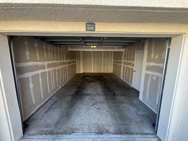Building Photo - Beautiful 2 Bed, 2 Bath Apartment Home in The Phoenician – Resort-Style Living in Roseville!