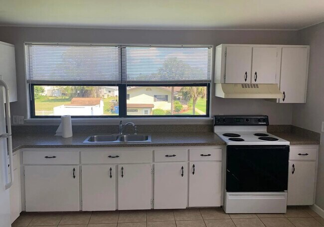 Building Photo - Gem of an apartment right on the coast! Wo...