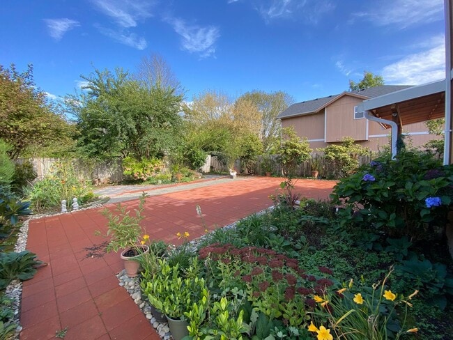 Building Photo - Clean 3 bed well-maintained & pet free hom...