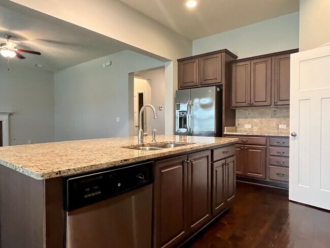 Building Photo - Deer Creek - 4BR/ 2 story/ 2500+SQFT
