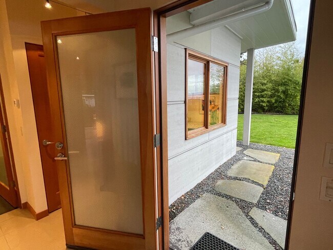 Building Photo - Spectacular View Home In Langley and Fully Furnished!