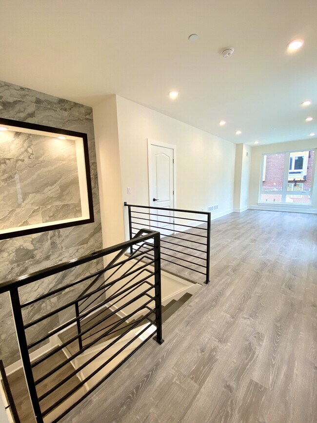 Building Photo - 821 Diamond St